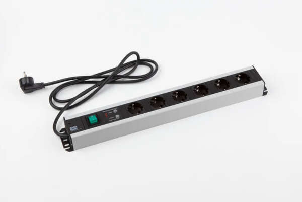 Naar omschrijving van 19071992 - BACHMANN stekkerdoos 6 voudig, overspanningsbeveiliging, met schakelaar 19Inch