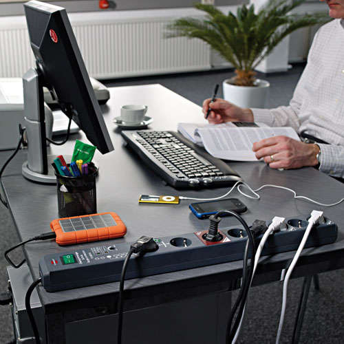 Naar omschrijving van BN3019 - Stekkerdoos, 8 sockets, 3m, zwart, 1x master, 5x slaves, 2x permanent