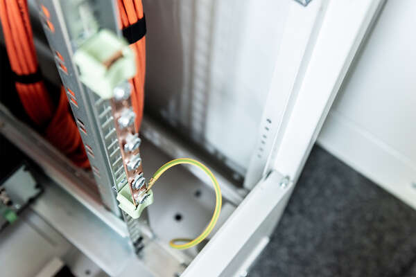 Naar omschrijving van DN-19-EARTH - Potential equalisation bar, 220 mm 6 connection points, incl. earthing leads