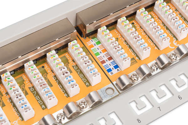 Naar omschrijving van DN-91624S - CAT 6 patch panel, shielded, 24-port RJ45, 8P8C, LSA, 1U, rack mount, grey, 482x44x109 mm
