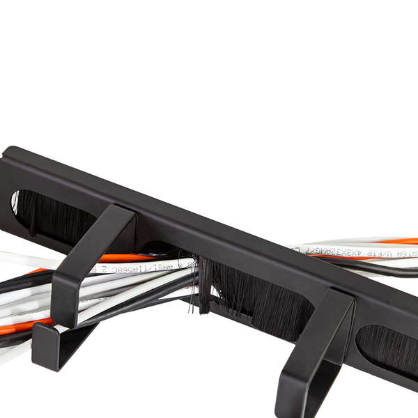 Naar omschrijving van OR106B - Rangeerpaneel 1HE met 4 metalen kabelgeleiders met borstel zwart 8cm diep